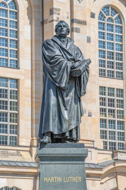 Dresden şehir merkezindeki Neumarkt Meydanı 'ndaki Martin Luther anıtı, Katolik Kilisesi' nde Reform 'a başlamış bir teolog, besteci, rahip, detaylar, yakın plan.