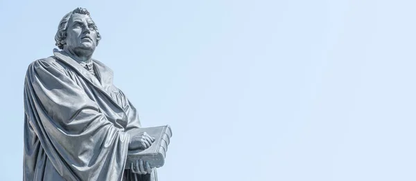 Dresden şehir merkezindeki Neumarkt Meydanı 'nda Martin Luther' in anısına yapılan afiş, bir teolog, besteci, rahip, Katolik Kilisesi 'nde Reform' a başladı.