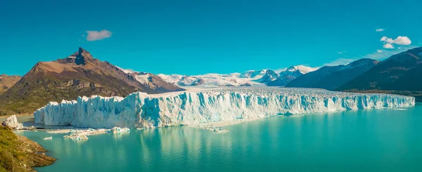 Panoramautsikt Över Gigantiska Perito Moreno Glaciären Patagonien Med Blå Himmel — Stockfoto