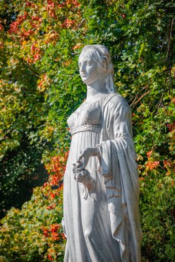 Kraliçe Luisen 'in Scholl Park Kardeşler Anıtı (Geschwister Scholl Park), Almanya' nın Magdeburg kentinde sonbahar renklerinde.