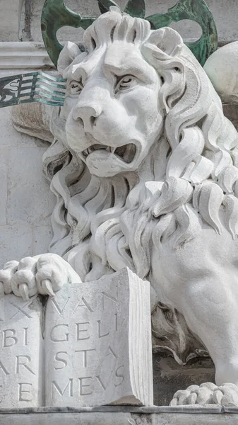 León Alado Con Una Biblia Sacerdote Basílica San Marco Venecia — Foto de Stock