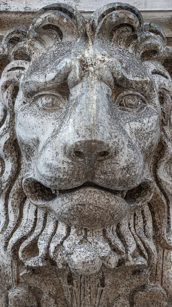 Antikes Dekorationselement Des Gruseligen Löwenkopfes Auf Dem Dach Der Basilika — Stockfoto