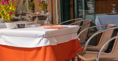 Sokak restoranındaki boş masa ziyaretçiler için hazır, Venedik, İtalya, yaz zamanı.