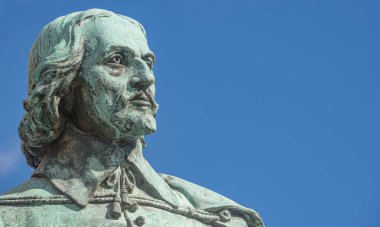 Büyük bilim adamı Otto von Guericke 'nin heykeli Magdeburg Almanya' nın tarihi merkezinde, güneşli bir günde ve mavi gökyüzünde, yakın plan, detaylar
