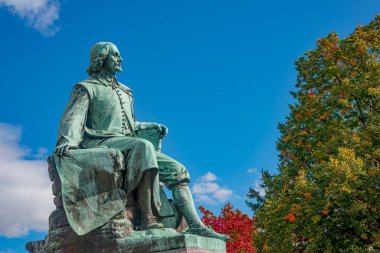 Büyük bilimadamı Otto von Guericke 'nin kırmızı ve altın renginde heykeli Magdeburg Almanya şehir merkezinde, güneşli bir günde ve mavi gökyüzünde, ayrıntılar