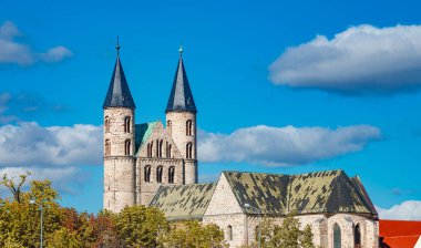 Sevgili kadınımızın kilise manastırı (Kloster Unser Lieben Frauen) tarih boyunca Magdeburg şehir merkezinde, mavi gökyüzünde, sonbaharın başlarında komik bulutlar ve ayrıntılar