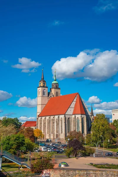 Saint Jochannis Kilisesi (Jochanniskirche) Magdeburg, Almanya 'nın tarihi merkezinde, güneşli bir sonbahar gününde ve bulutlu mavi gökyüzünde