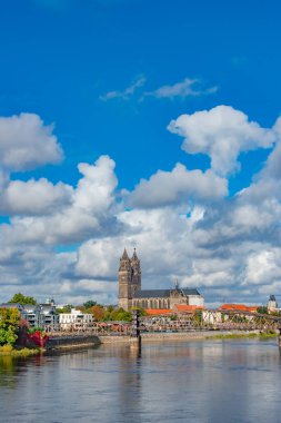Magdeburg 'un tarihi ve alışveriş merkezi, eski kasaba, Elbe Nehri ve Sonbaharın başlarında, Almanya' nın Muhteşem Katedrali, ağır bulutlar ve mavi gökyüzü