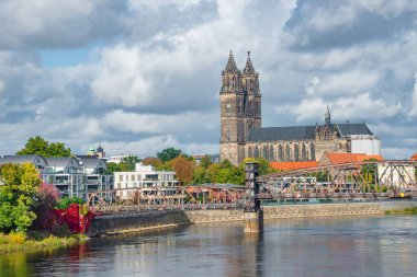 Magdeburg 'un tarihi ve alışveriş merkezi, eski kasaba, Elbe Nehri ve Sonbaharın başlarında, Almanya' nın en büyük katedrali.