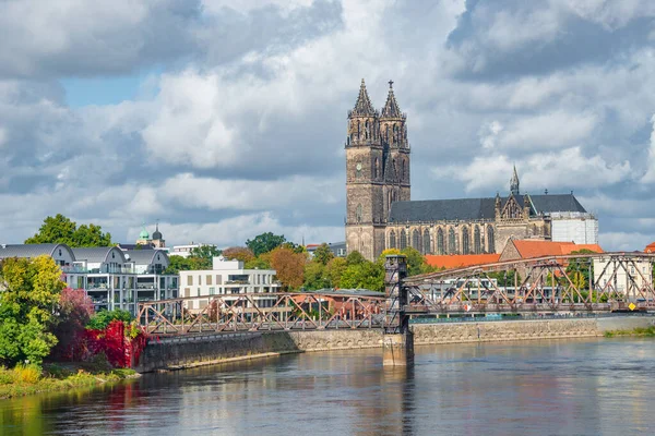 Magdeburg 'un tarihi ve alışveriş merkezi, eski kasaba, Elbe Nehri ve Sonbaharın başlarında, Almanya' nın en büyük katedrali.