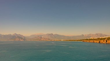 Akdeniz manzarası, dağlar, plaj ve Antalya tarihi şehir merkezindeki tatil beldeleri, Antalya, Türkiye