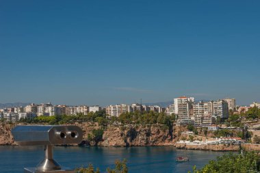 Akdeniz manzarası, dağlar, plaj ve Antalya tarihi şehir merkezindeki tatil beldeleri, Antalya, Türkiye