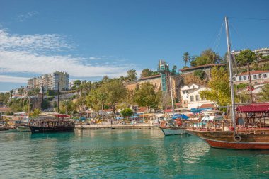 Akdeniz manzarası, dağlar, plaj ve Antalya tarihi şehir merkezindeki tatil beldeleri, Antalya, Türkiye