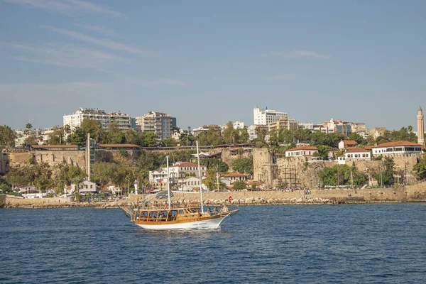 Kilátás Földközi Tengerre Hegyek Strand Antalya Belvárosában Nagy Túra Hajó — Stock Fotó