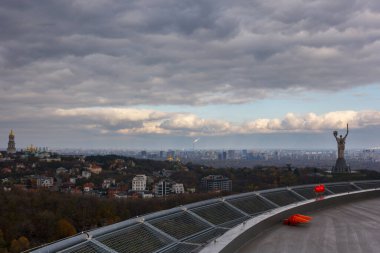 Kyiv şehri ve Anavatan Anıtı manzarası.