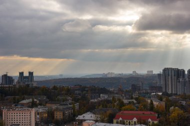 Bulutlu havada şehrin havadan görüntüsü.