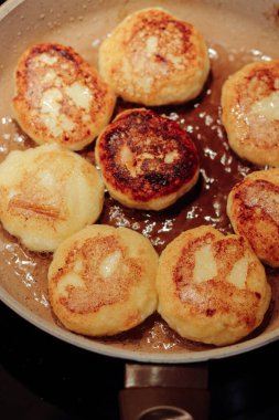 Tavaya yakın plan lezzetli kızarmış şurup pişirme işlemi. Geleneksel Ukrayna, Belarus ve Rusya krepleri. Seçici odak.