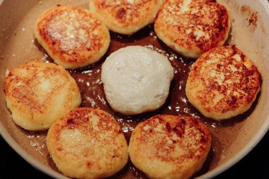 Tavaya yakın plan lezzetli kızarmış şurup pişirme işlemi. Geleneksel Ukrayna, Belarus ve Rusya krepleri. Seçici odak.