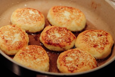 Tavaya yakın plan lezzetli kızarmış şurup pişirme işlemi. Geleneksel Ukrayna, Belarus ve Rusya krepleri. Seçici odak.