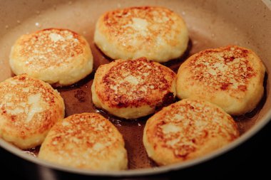 Tavaya yakın plan lezzetli kızarmış şurup pişirme işlemi. Geleneksel Ukrayna, Belarus ve Rusya krepleri. Seçici odak.