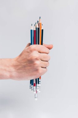 Açık arkaplanda çok renkli grafit kalemler..