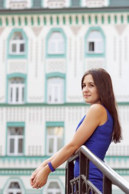 Belediye binalarının arkasındaki merdivenlerde duran elbiseli güzel kadın..