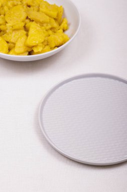 Baharatlı haşlanmış patates ve boş tabak..