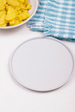 Masa örtüsünde baharat olan haşlanmış patates..