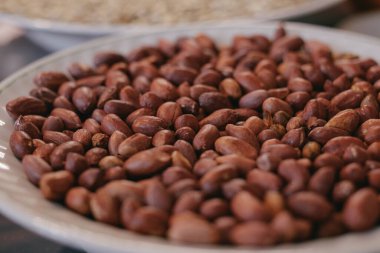 Tabakta kavrulmuş fıstık. Yakın plan. Makro atış. Seçici odak.