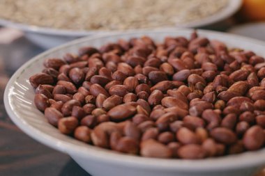 Tabakta kavrulmuş fıstık. Yakın plan. Makro atış. Seçici odak.