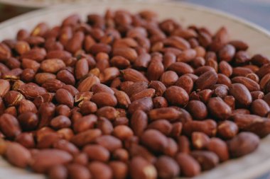 Tabakta kavrulmuş fıstık. Yakın plan. Makro atış. Seçici odak.