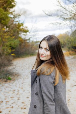 Sahilde sonbaharda güzel bir kadının portresi..