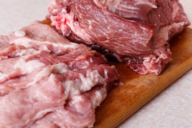 Masadaki çiğ eti kapat..