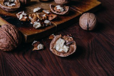 Ceviz çekirdekleri ve eski ahşap masadaki cevizler..