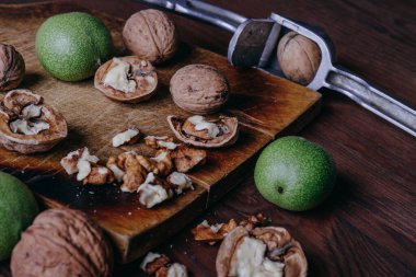 Ceviz çekirdeği, ceviz ve yeşil ceviz kırsal eski ahşap masada..
