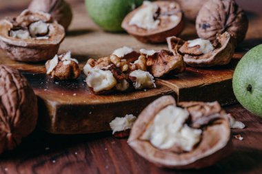 Ceviz çekirdeği, ceviz ve yeşil ceviz kırsal eski ahşap masada..