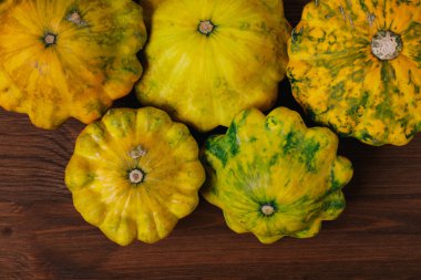 Ahşap arka planda renkli pattypan kabağı. 