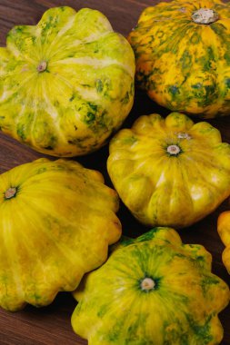 Ahşap arka planda renkli pattypan kabağı. 