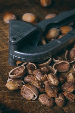 Fındıkkıran, tam fındık, kabuk ve kabuk. Corylus Avellana. Makro fotoğraf, ahşap masaya yakın..