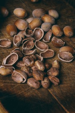 Fındık, kabuk ve deniz kabuğu. Corylus Avellana. Makro fotoğraf, ahşap masaya yakın..