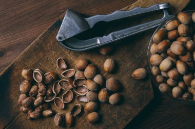 Fındıkkıran, tam fındık, kabuk ve kabuk. Corylus Avellana. Tahta masaya yakın durun. Üst görünüm.