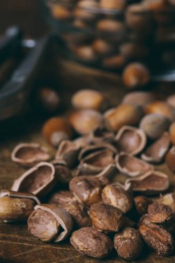 Fındık, kabuk ve deniz kabuğu. Corylus Avellana. Makro fotoğraf, ahşap masaya yakın..