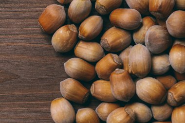 Fındık yığını. Tam kaçıklar. Fındıklı. Makro fotoğraf, yakın çekim, ahşap masanın üstü..