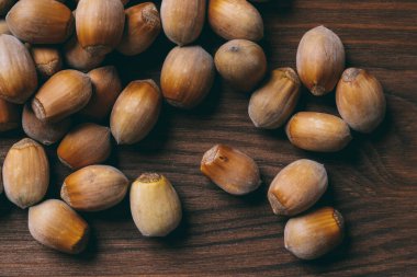 Fındık yığını. Tam kaçıklar. Fındıklı. Makro fotoğraf, yakın çekim, ahşap masanın üstü..