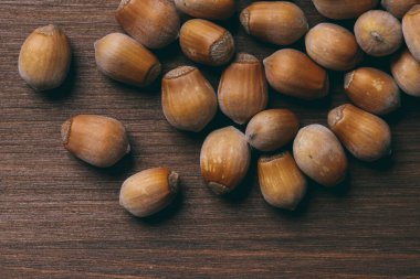 Fındık yığını. Tam kaçıklar. Fındıklı. Makro fotoğraf, yakın çekim, ahşap masanın üstü..