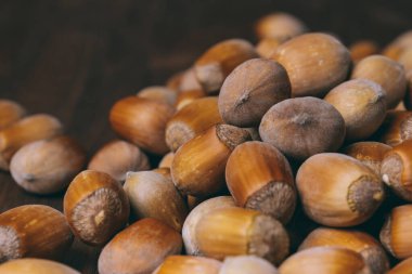 Fındık yığını. Fındık. Tam kaçıklar. Makro fotoğraf.