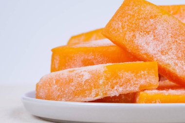 Tabakta donmuş balkabağı parçaları.