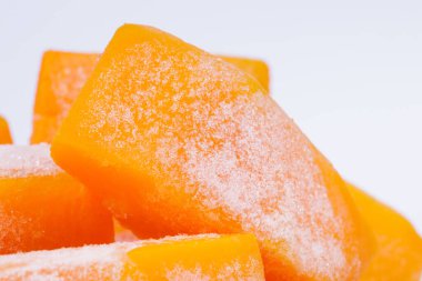 Donmuş balkabağı parçaları. Makro çekim.