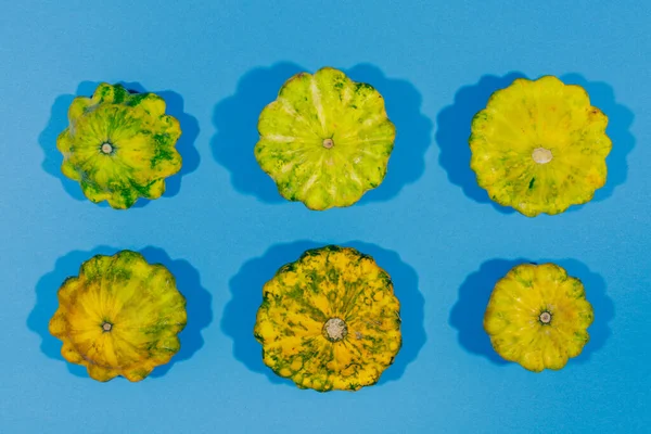 Bunte Pattypan Kürbisse Auf Blauem Hintergrund Ansicht Von Oben — Stockfoto