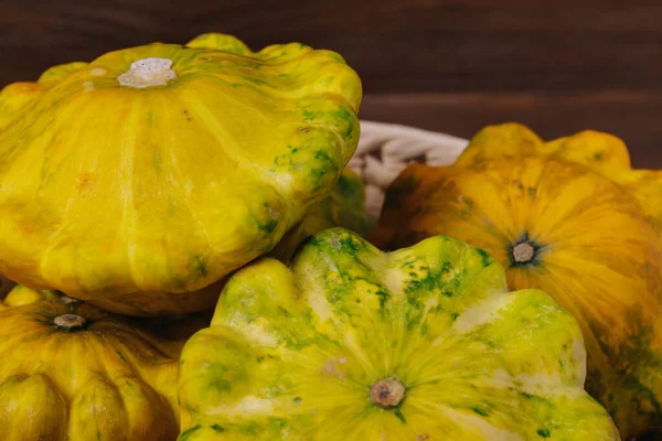 Colorido Pattypan Squash Placa Vime Sobre Fundo Madeira Fechar — Fotografia de Stock